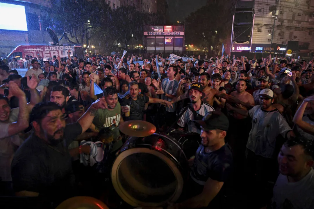 Argentinos fazem festa e provocam brasileiros no Souq Waqif