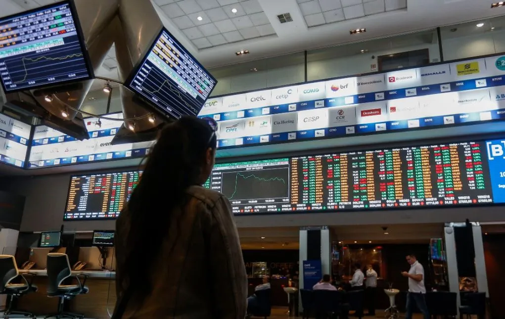 O dólar teve forte alta e fechou acima de R$ 5,30 pela primeira vez desde o fim de novembro