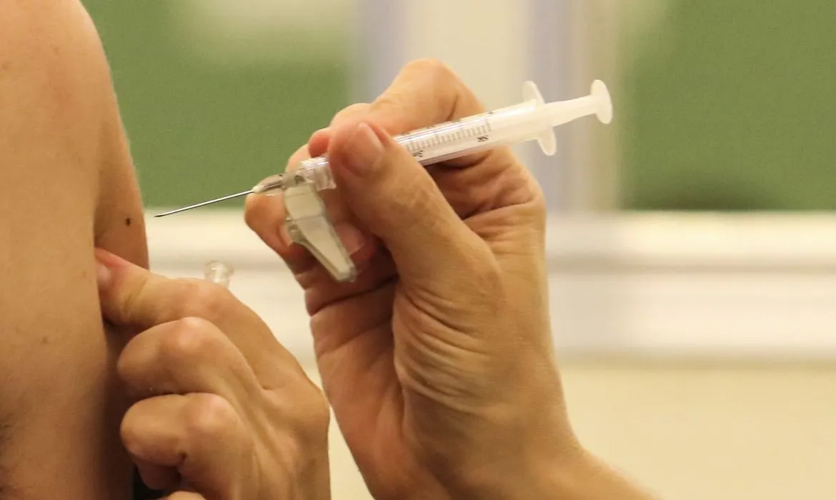 Salvador segue com a aplicação da 1ª a 5ª dose da vacina contra Covid-19 nesta terça-feira