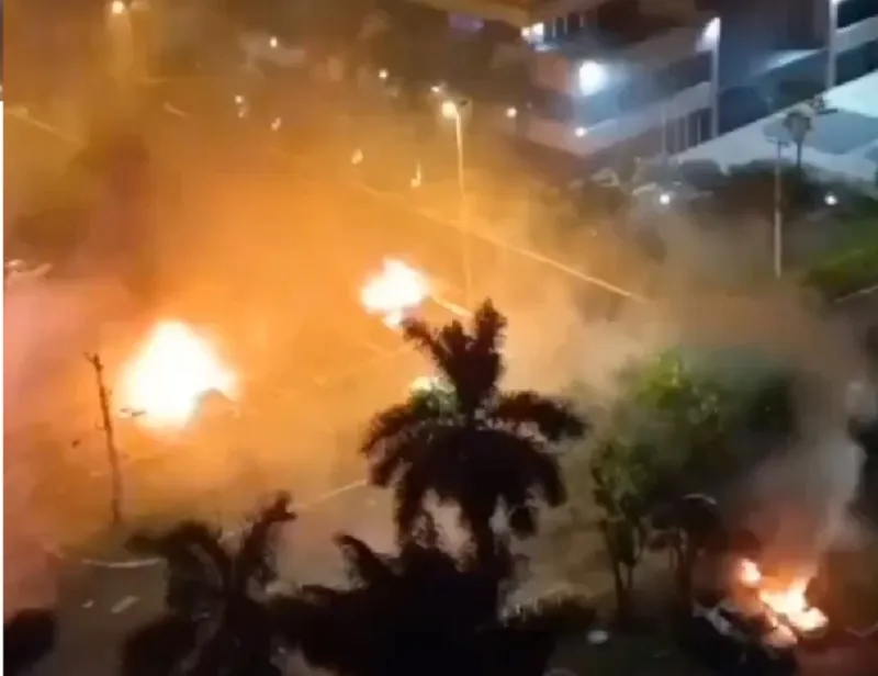 Cerca de 200 manifestantes estão no ato portando armas de madeira em frente a instituição