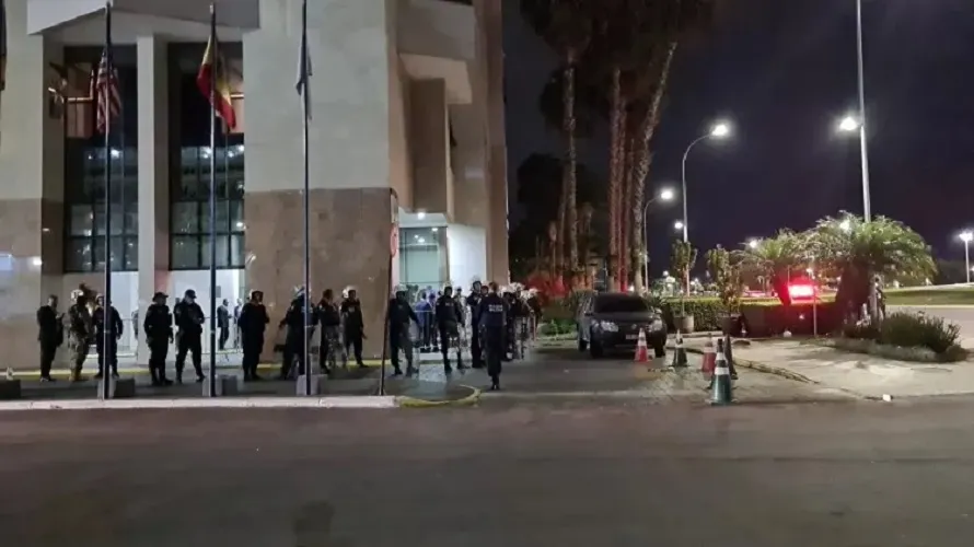 Local foi isolado e, até o momento, nenhum ato dos manifestantes foi registrado no hotel