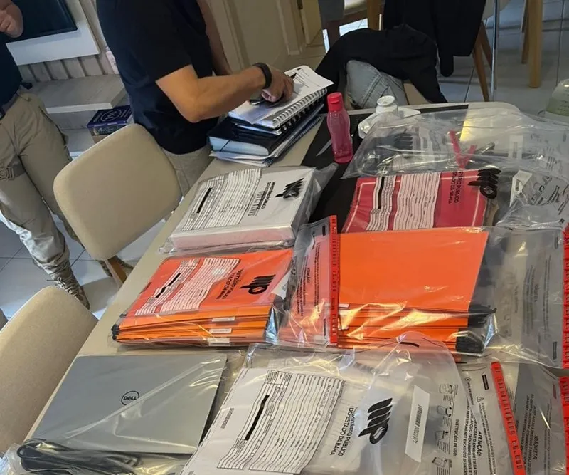 Celulares, pendrives, computadores e documentos foram apreendidos.