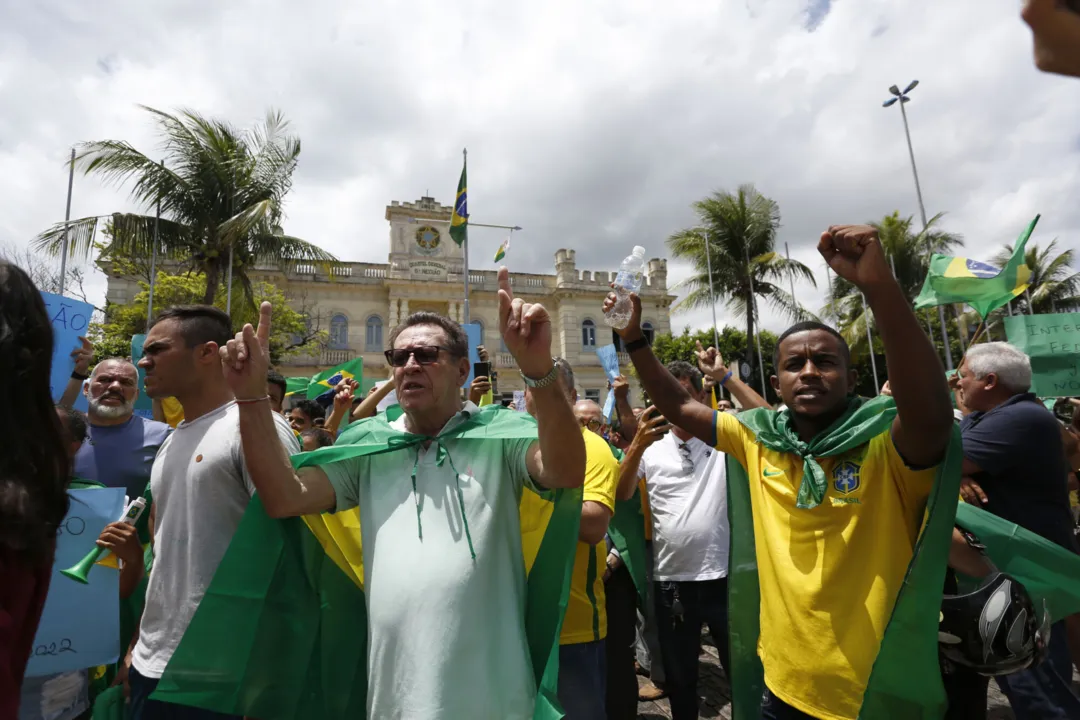 Apoiadores na frente da Companhia de Comando da 6ª Região Militar no bairro da Mouraria