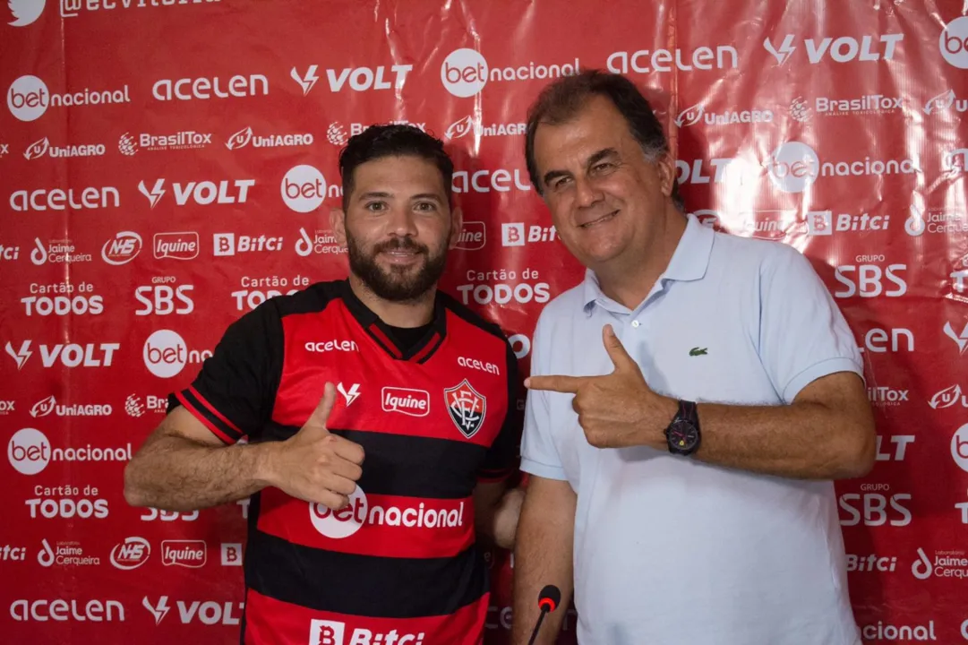 Torres recebeu a camisa 10, pelas mãos do presidente do clube, Fábio Mota