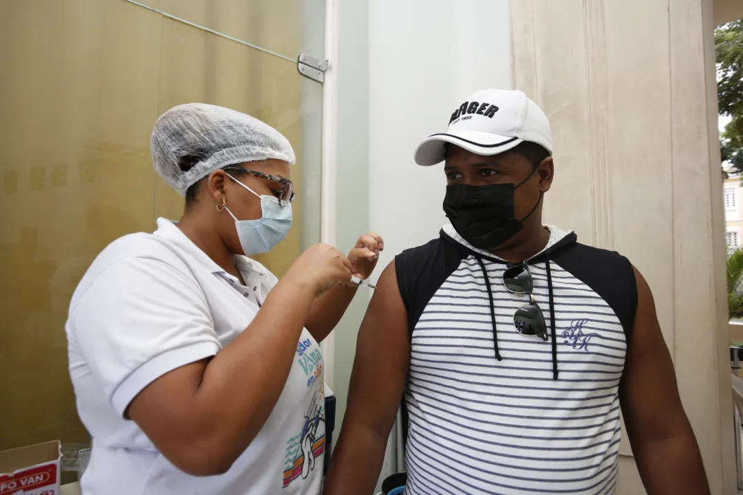 Na foto: A técnica em enfermagem Érica Pereira aplica a vacina em Bruno Câmara, 30 anos, 3ª dose