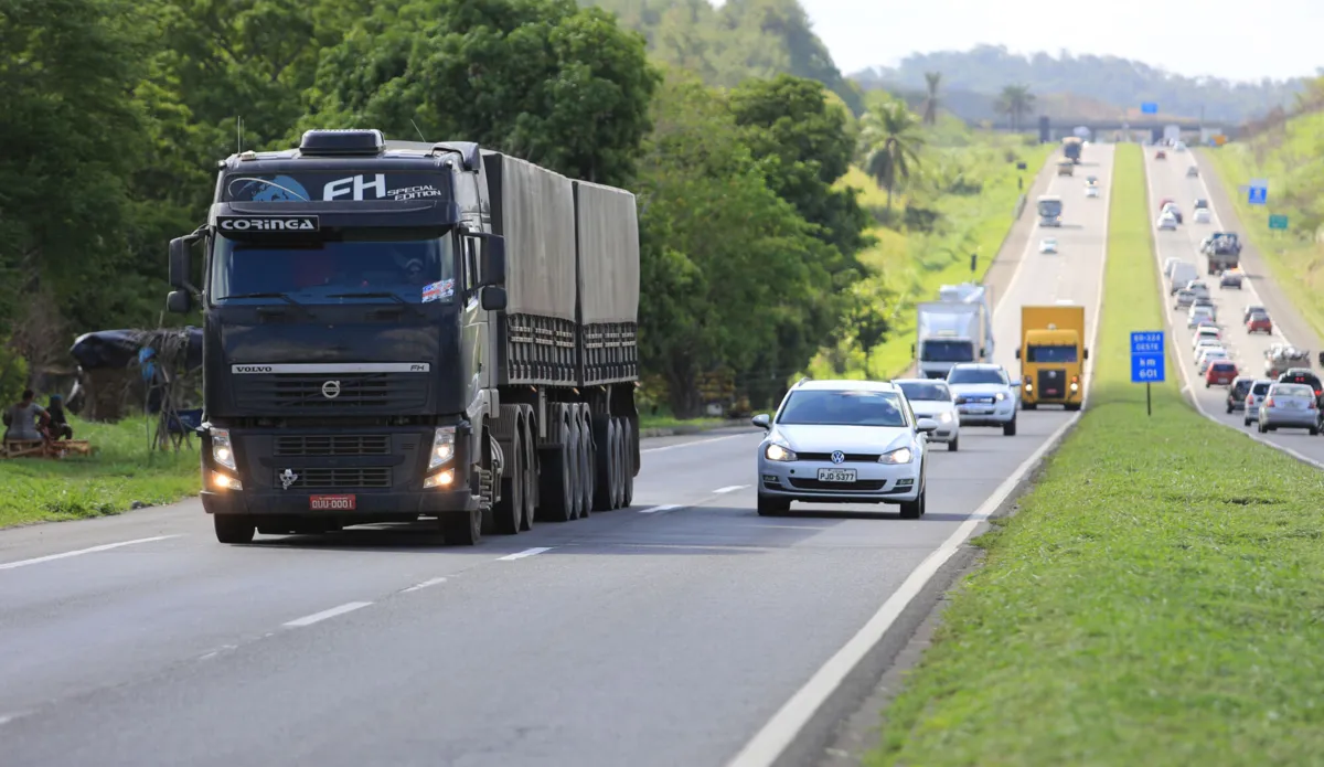 Parceira no fortalecimento dos consórcios, a Seinfra faz a manutenção de estradas baianas