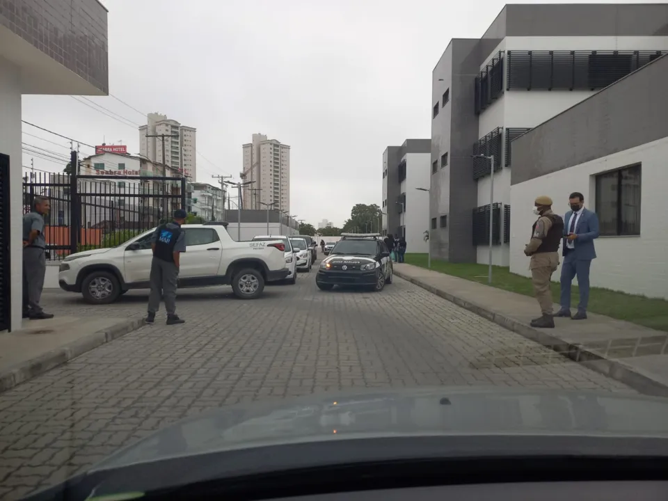 mandados de busca e apreensão estão sendo cumpridos no município de Feira de Santana.