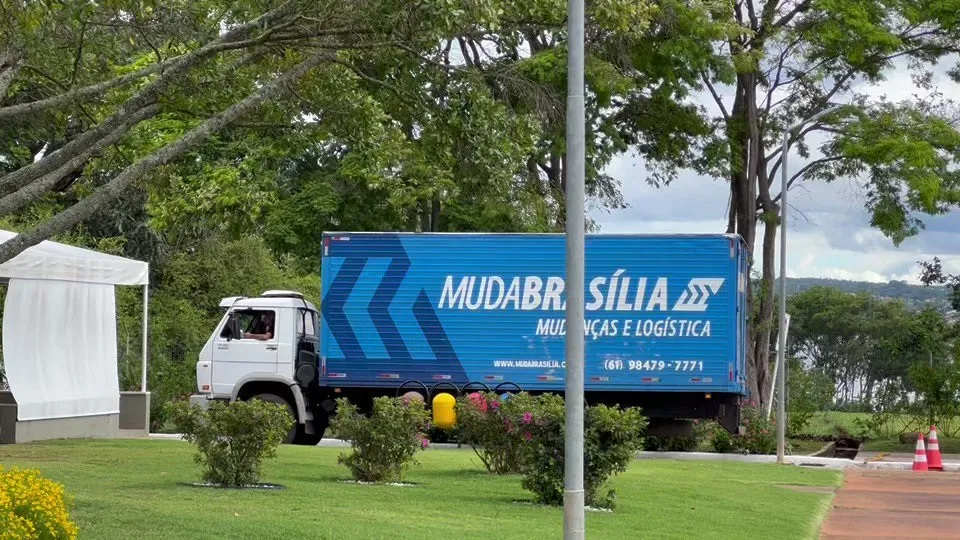 Caminhão entrou na residência oficial por volta das 15h30