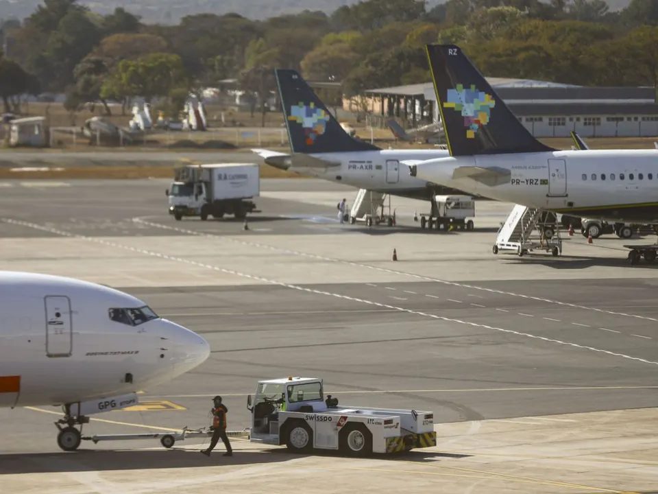 Movimentação de aviões comerciais no aeroporto de Brasília