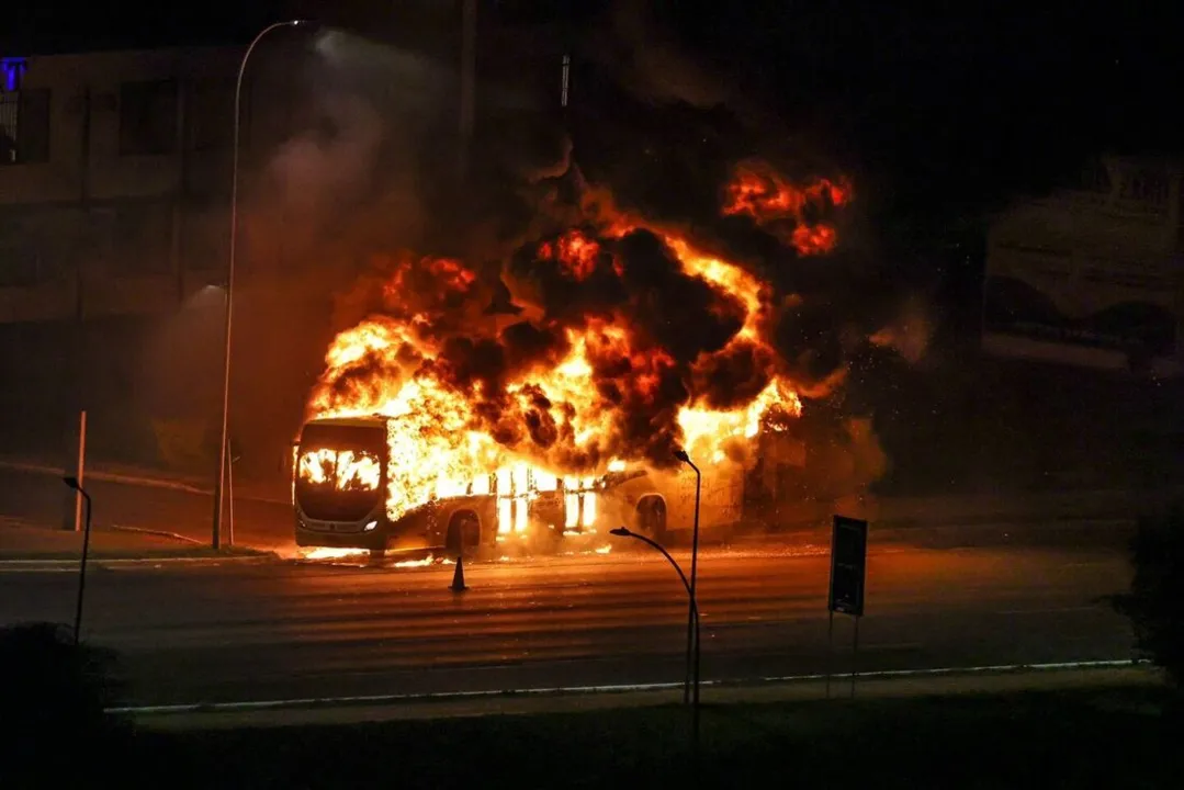 Devem os investigadores agir na captura dos arruaceiros autores da balbúrdia da noite de 12 de dezembro, resultando em incêndios e depredações em Brasília
