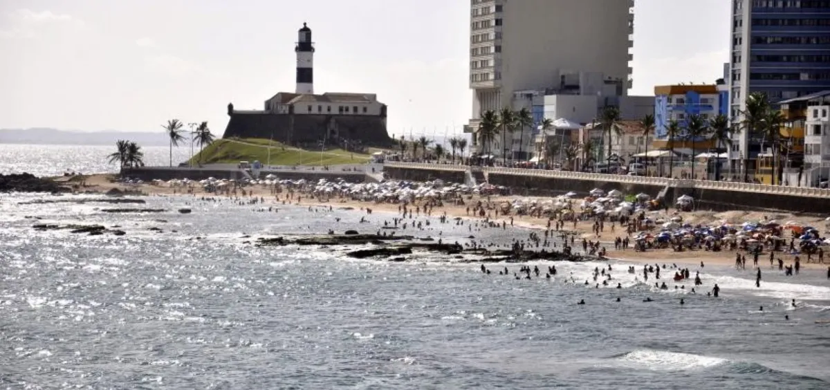 No período chuvoso, as praias podem ser contaminadas por arraste de detritos diversos, carregados das ruas através das galerias pluviais, podendo causar doenças