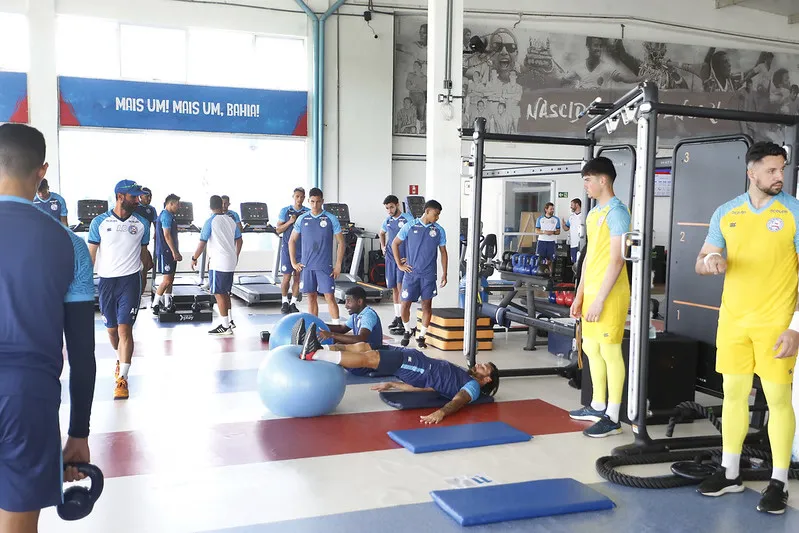 Jogadores treinaram pela academis no início da manhã