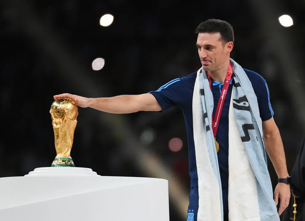 Técnico Lionel Scaloni comemora título da Copa do Mundo pela Argentina