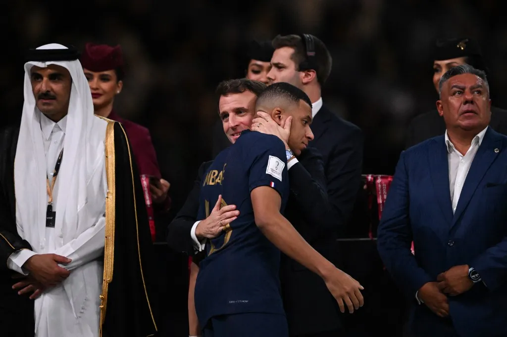 Macron foi flagrado consolando Kylian Mbappé dentro do gramado