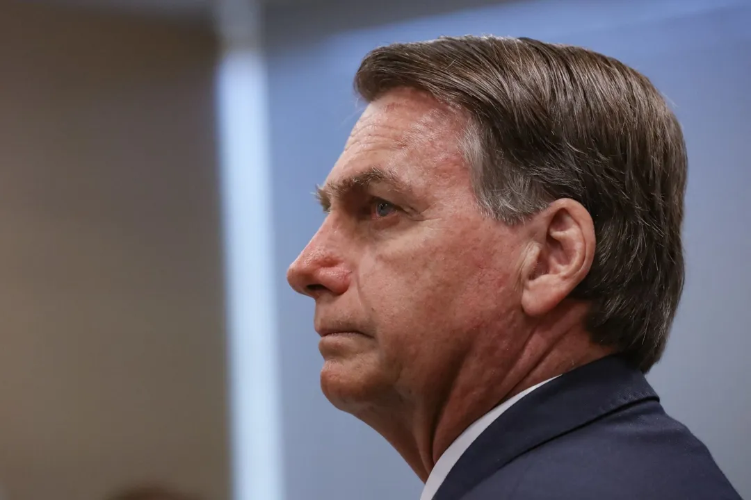 Aliados relatam que Bolsonaro tem propagado mensagens colocando em dúvida a posse de Lula