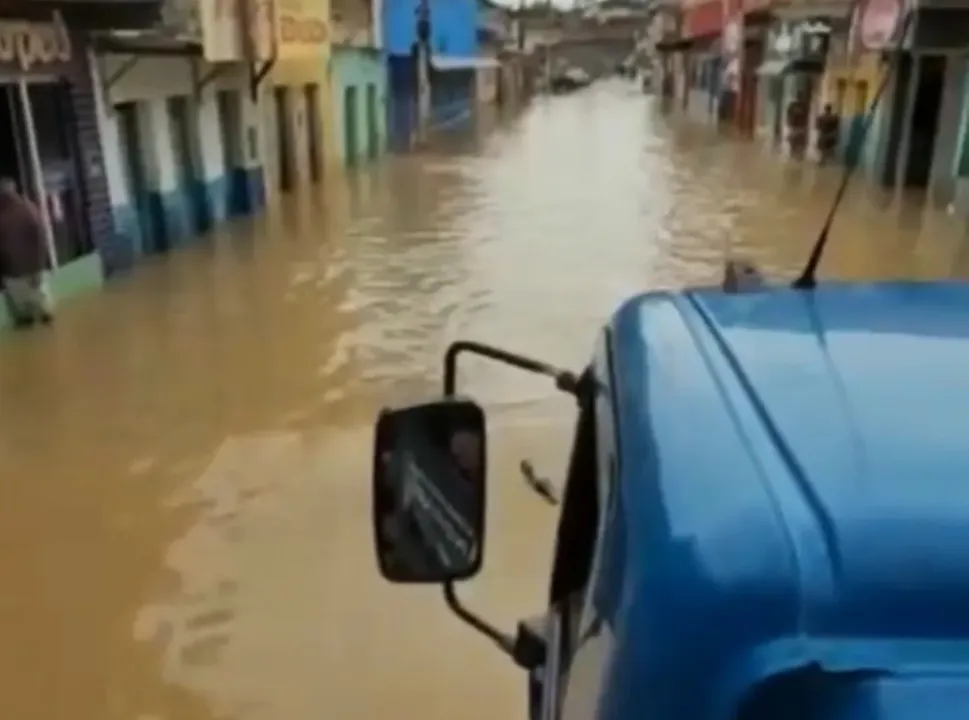 Nas redes sociais circulam vídeos feitos por moradores que mostram enxurradas e ruas tomadas pela água