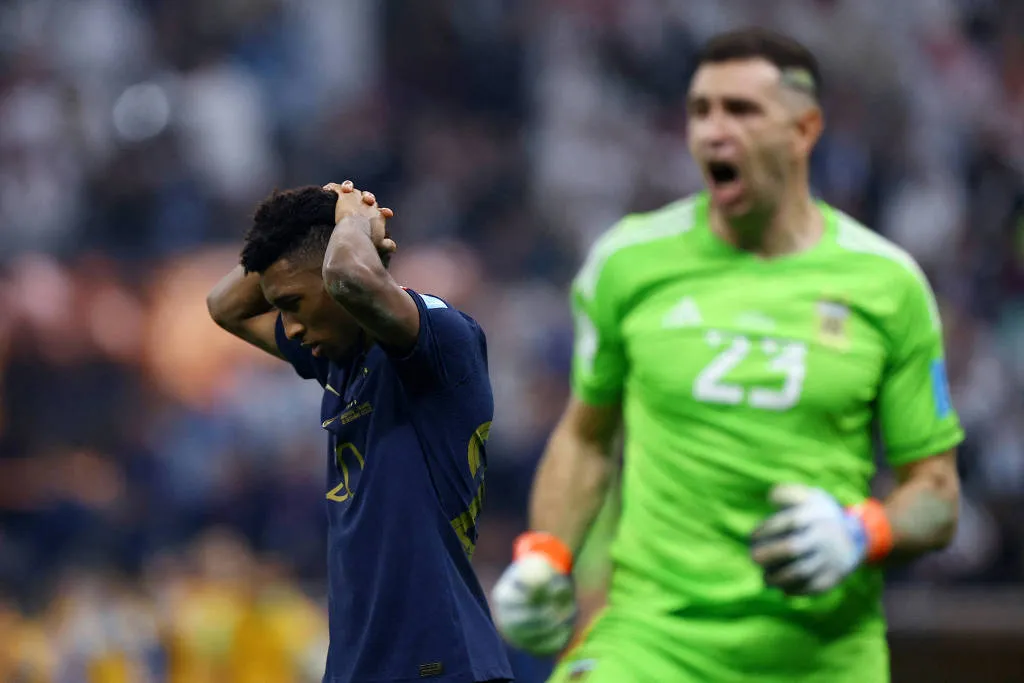 O goleiro argentino Emiliano Martínez defendeu o chute de Coman na cobrança de pênalti