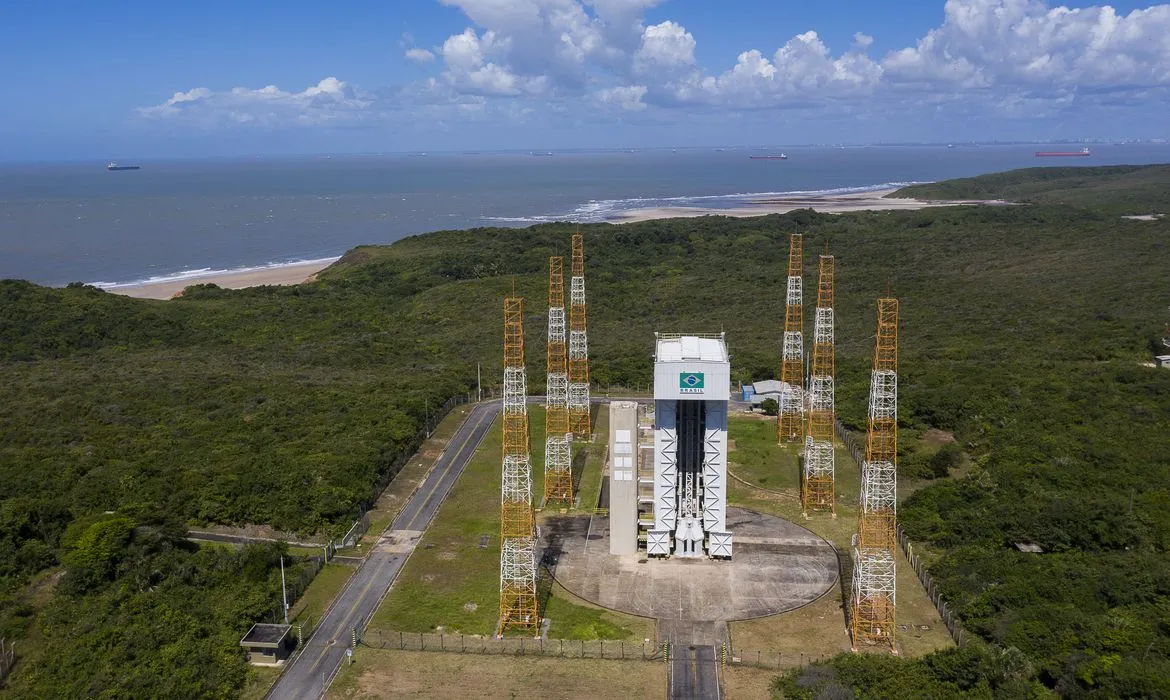 Operação estava prevista para esta segunda, mas foi adiada por causa da previsão de chuva e ventos fortes