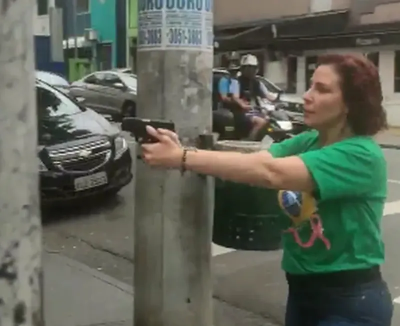 Deputada federal Carla Zambelli (PL-SP) com arma em punho durante confusão em São Paulo