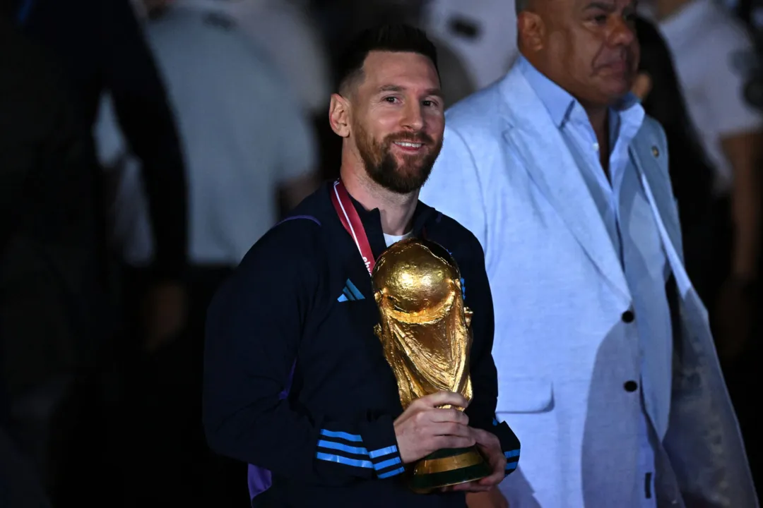 Mess deixou o avião com a taça da Copa do Mundo