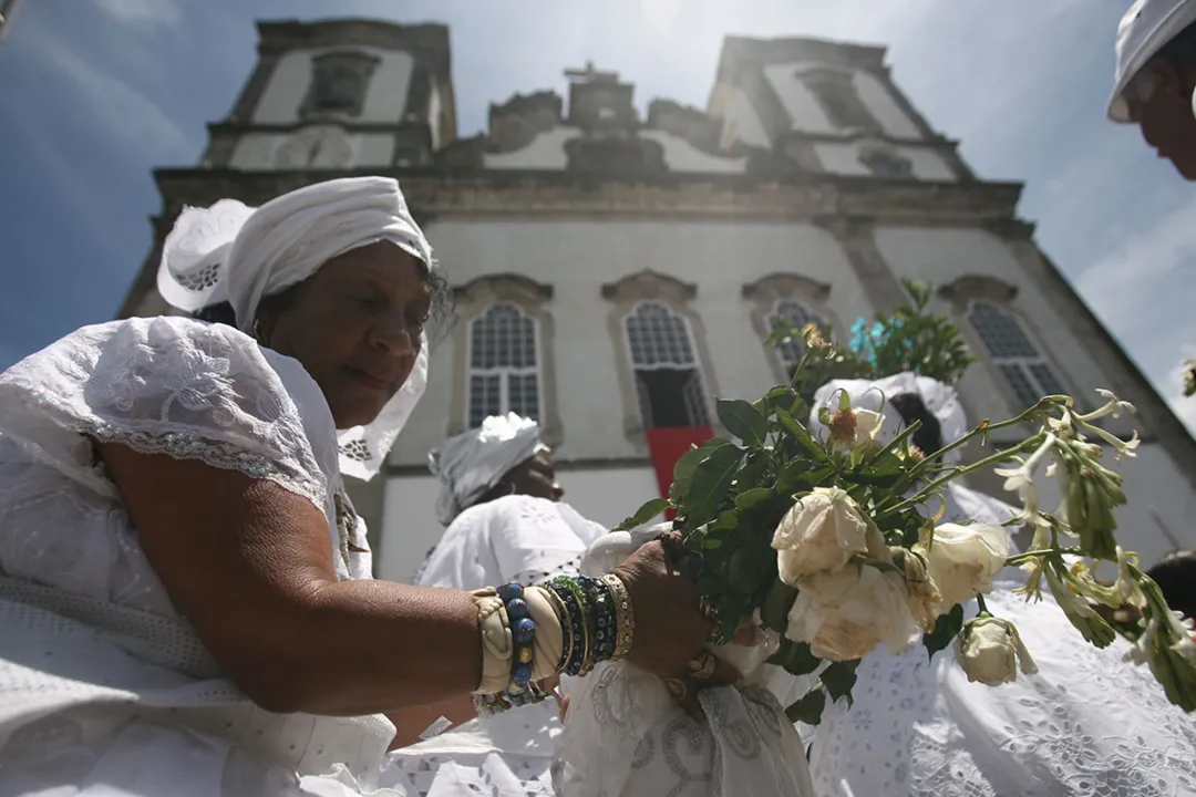 Momento da lavagem do adro da igreja