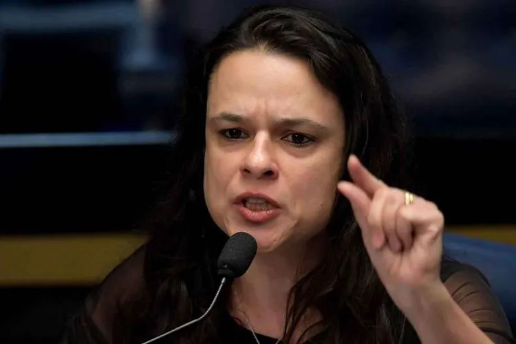 "O fato de o Presidente ter renovado a concessão da Globo comprova que seus muitos discursos eram retóricos", disse Janaina Paschoal