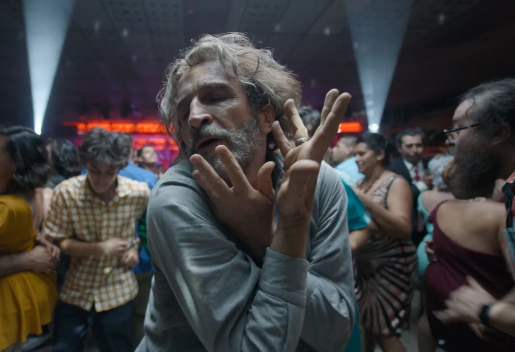 Documentarista consagrado retorna ao México e se vê acusado de ter se tornado americanizado