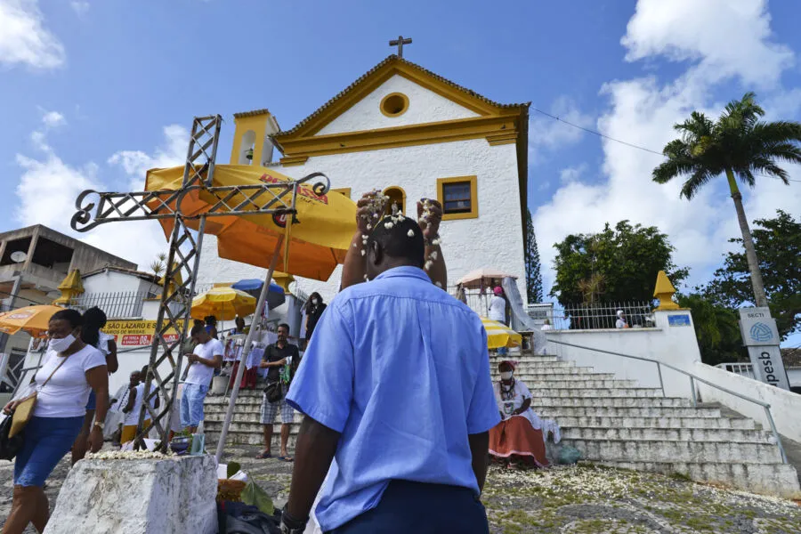 O banho de pipoca é tradição na entrada da igreja