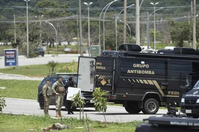 No Twitter, o futuro ministro da Justiça, Flávio Dino, confirmou que a possível bomba foi encontrada pela manhã