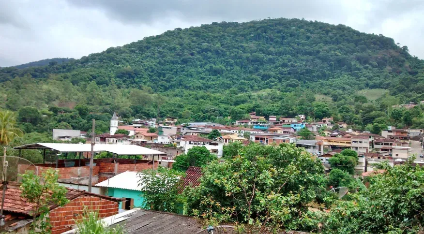 Segundo a Defesa Civil, ao menos quatro residências foram atingidas