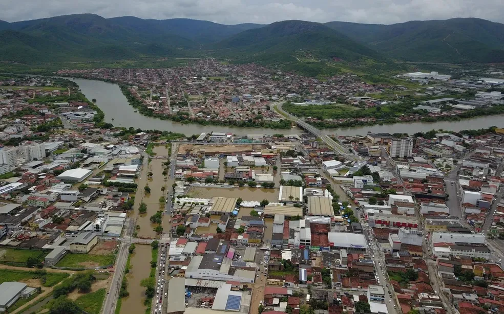 Jequié ficou inundada após rio transbordar