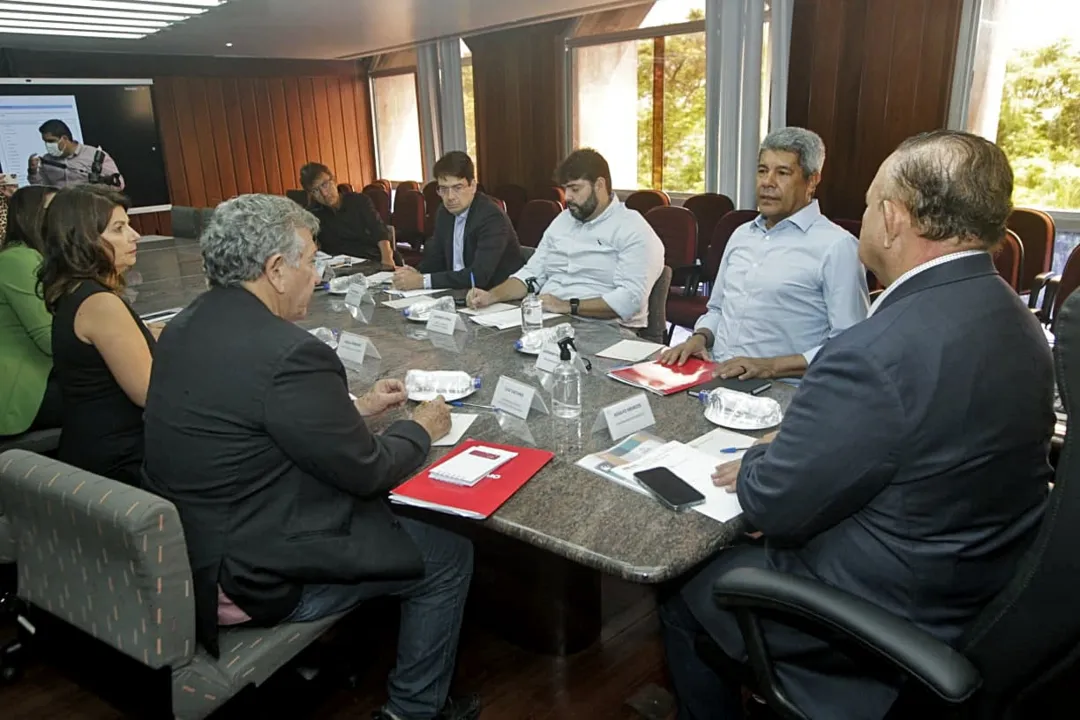 O governador em exercício, Adolfo Menezes, se reuniu com secretários estaduais e o governador eleito, Jerônimo Rodrigues