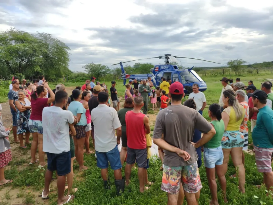 População isolada recebe alimentos e roupas através do helicóptero da Polícia Militar