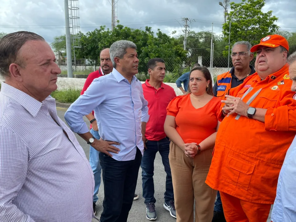 Governador em exercício, Adolfo Menezes ao lado do governador eleito, Jerônimo Rodrigues