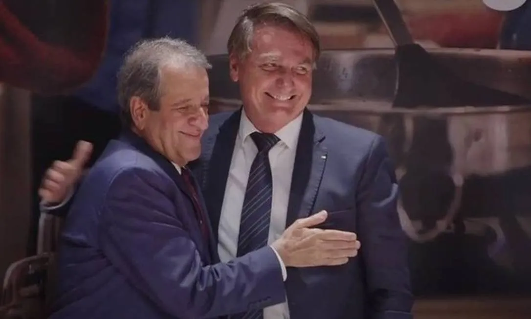 Valdemar Costa Neto em momento de afago ao presidente Jair Bolsonaro