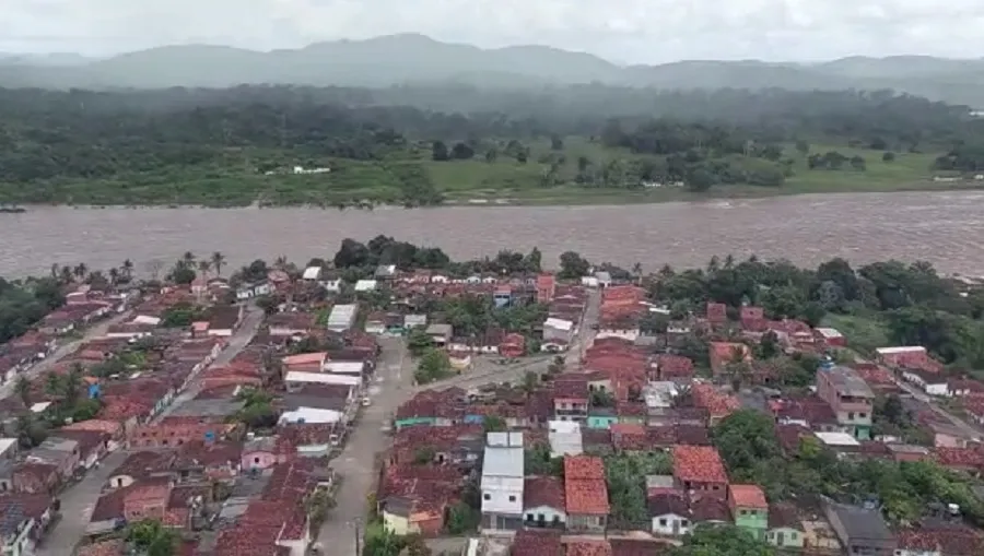 O governador eleito e diplomado da Bahia, Jerônimo Rodrigues (PT), sobrevoou as áreas afetadas