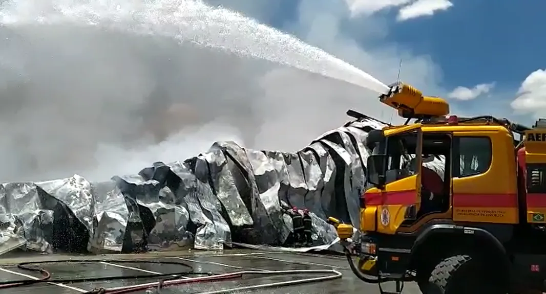 Causa do incêndio ainda vai ser investigada e não há registro de feridos