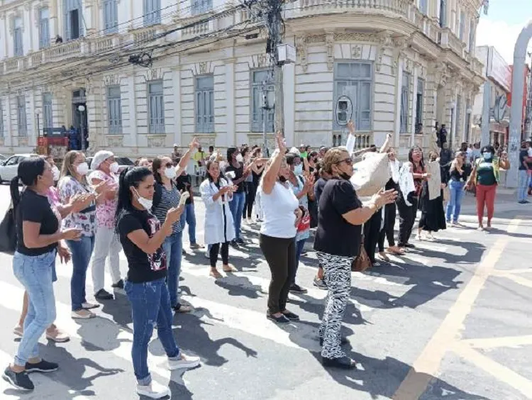 Servidores terceirizados se mobilizam também em frente a Prefeitura de Feira de Santana