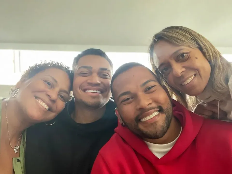 Pelé recebe visita de netos no hospital