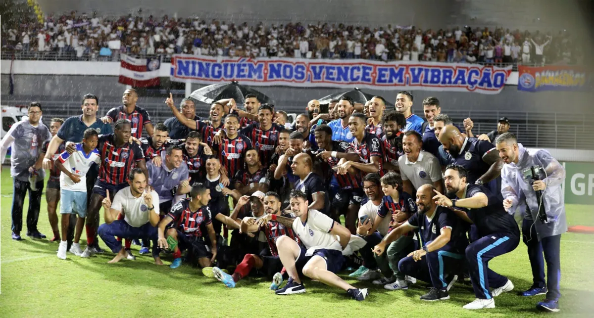 Elenco do Bahia comemorando o acesso no estádio Rei Pelé