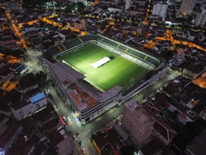 Estrutura para o velório de Pelé foi montada na última sexta-feira, 23, no gramado da Vila Belmiro