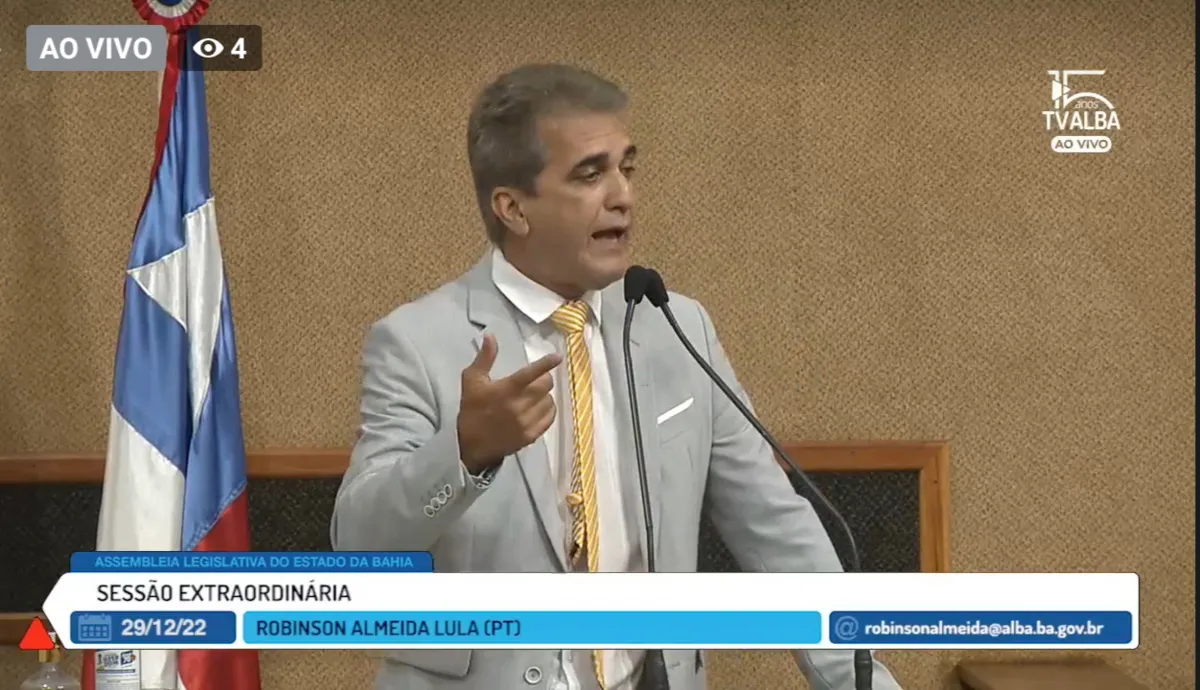 Deputado estadual Robinson Almeida durante sessão extraordinária nesta quinta