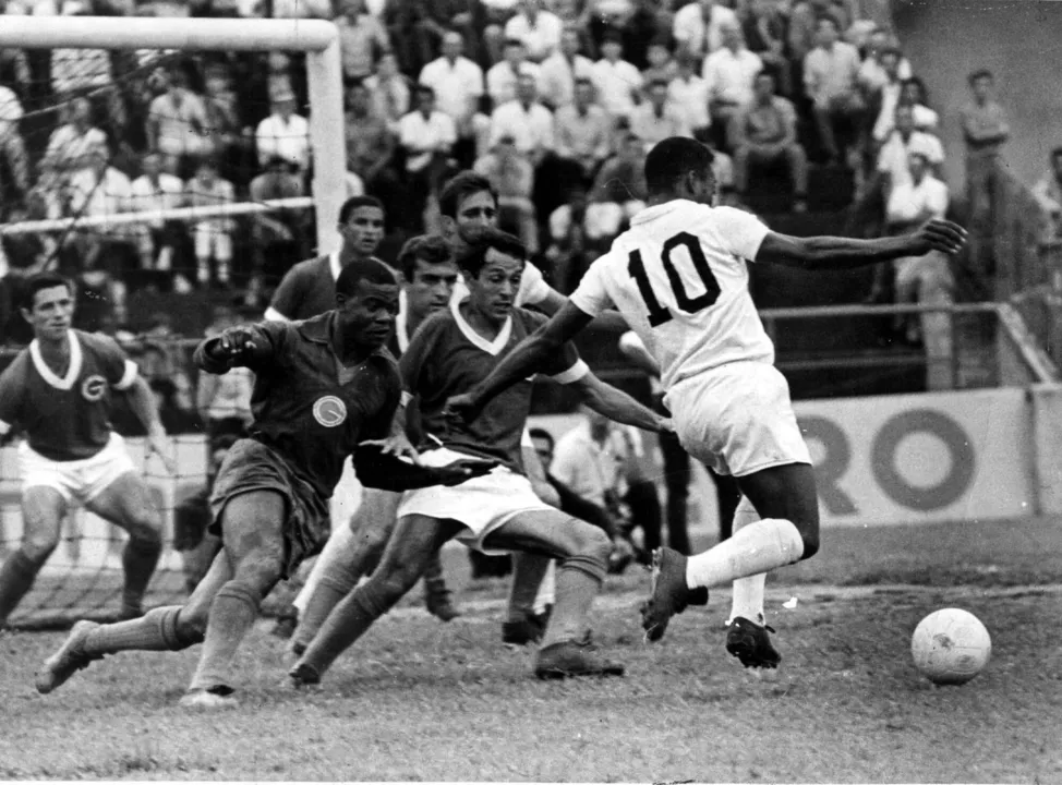 Pelé, com a camisa 10 do Santos, é cercado por jogadores do Guarani durante jogo do Paulistão de 1969