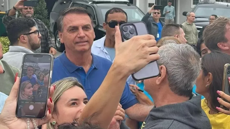 Bolsonaro (PL) conversou com cerca de 50 apoiadores, deu autógrafos e tirou fotos