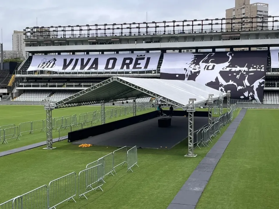 Estrutura montada no centro do gramado da |Vila Belmiro irá receber o caixão com o corpo de Pelé