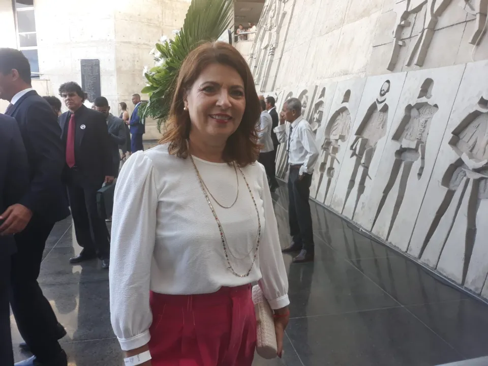 Adélia Pinheiro assume a secretaria da educação