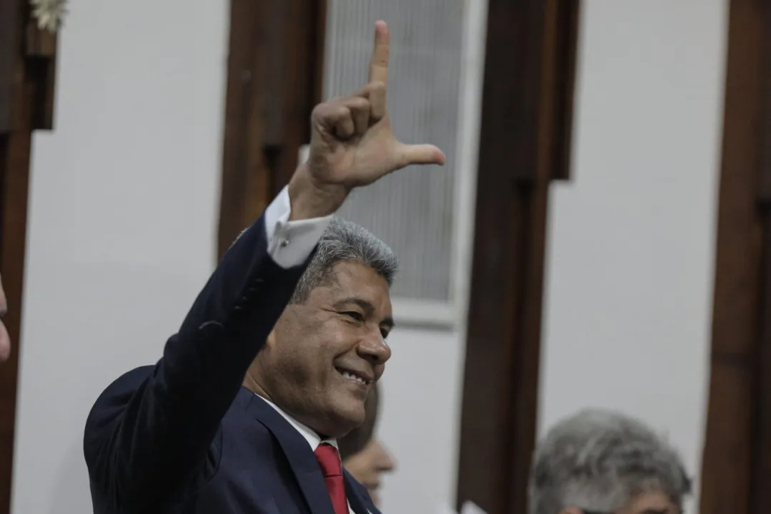 Jerônimo comemora durante sua posse na Assembleia