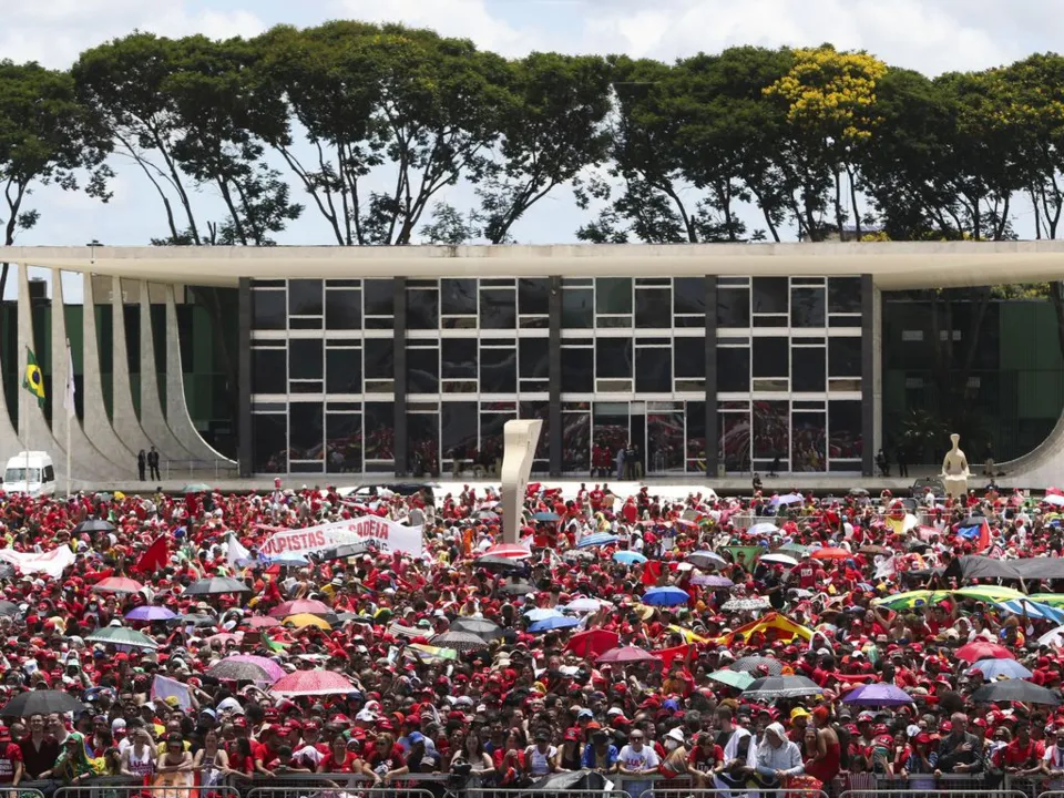 Apoiadores do presidente eleito, Lula, se reúnem antes da cerimônia de posse