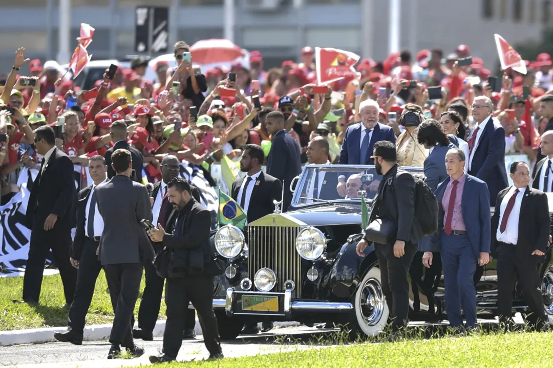 Presidente empossado Luíz Inácio Lula da Silva, desfilando no Rolls-Royce