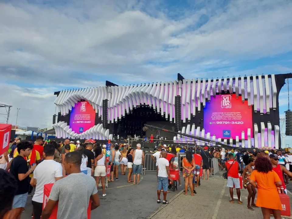 A primeira atração a se apresentar no Palco Virada foi a Banda Olodum